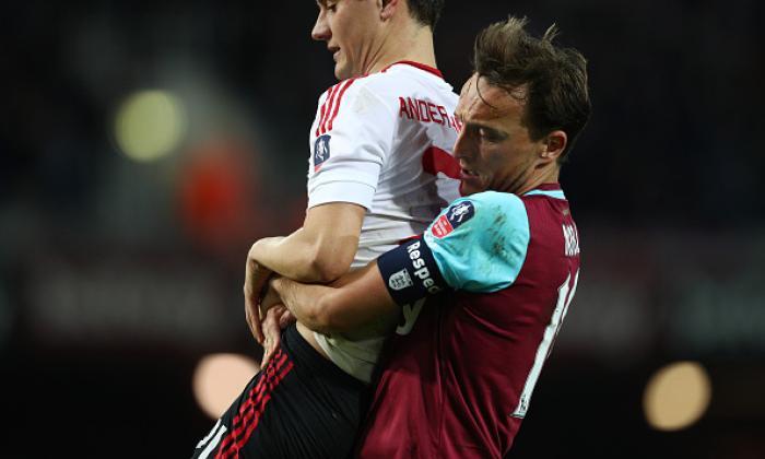 Mark Noble在Man United and West Ham Fa Cup游戏中挑起了Ander Herrera（视频）