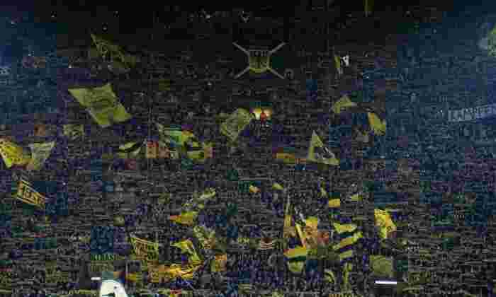 视频：观看Borussia Dortmund和Liverpool Fans唱歌“你永远不会独自行走”