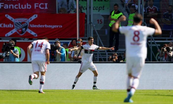 拜仁慕尼黑赢得了第四个连续的Bundesliga标题，凭借2-1的Ingolstadt