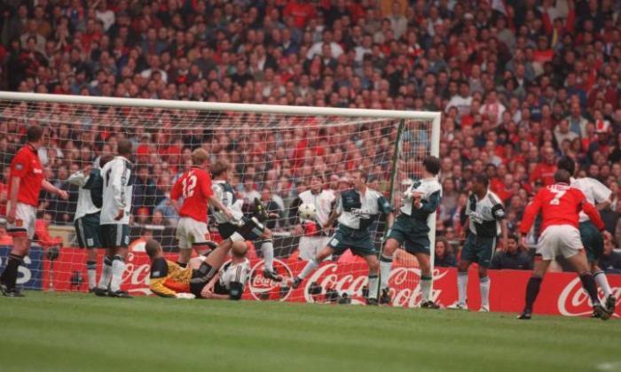 经典剪辑！Eric Cantona在1996年FA Cup Final VS Liverpool中赢得曼彻斯特联队