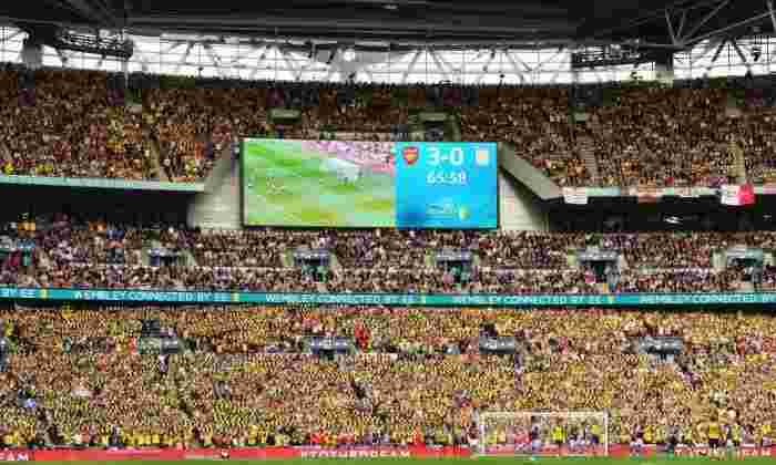 从Wembley Stadium的公司领域禁止团队颜色为FA Cup决赛