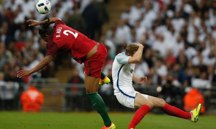 手表：Bruno Alves'葡萄牙对阵英格兰的鲁莽红牌挑战
