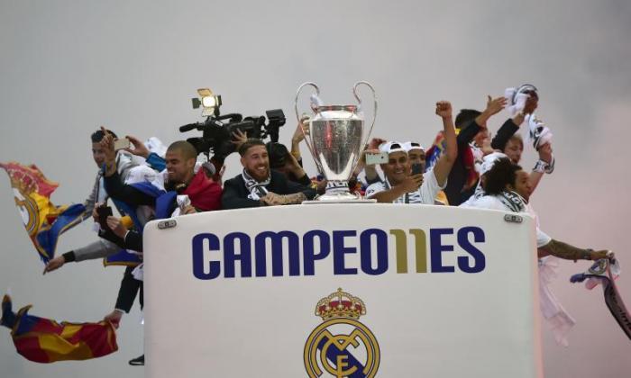 皇家马德里赢得了2016年冠军联赛：从庆祝活动中的图片在西班牙游行奖杯