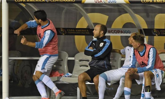 视频：观看巴塞罗那星光Luis Suarez的Tantrum在乌拉圭的Copa America侧被遗弃