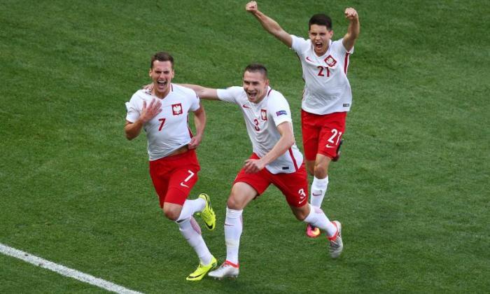 2016年欧元：波兰1-0北爱尔兰：Ajax Star Arkadiusz Milik羽绒服漂亮