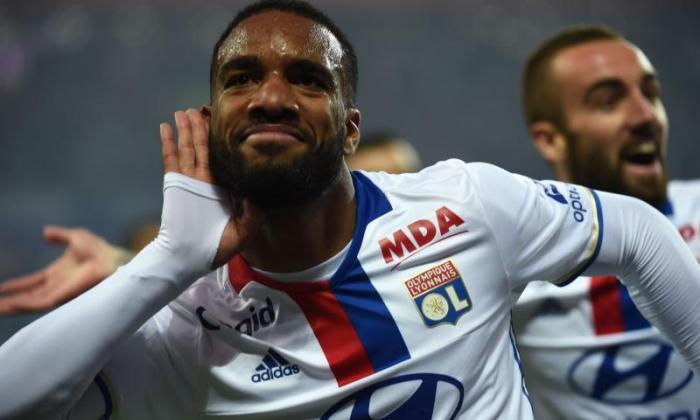 阿森纳和巴黎圣加尔·领先的竞争来登录Lyon Striker Alexandre Lacazette