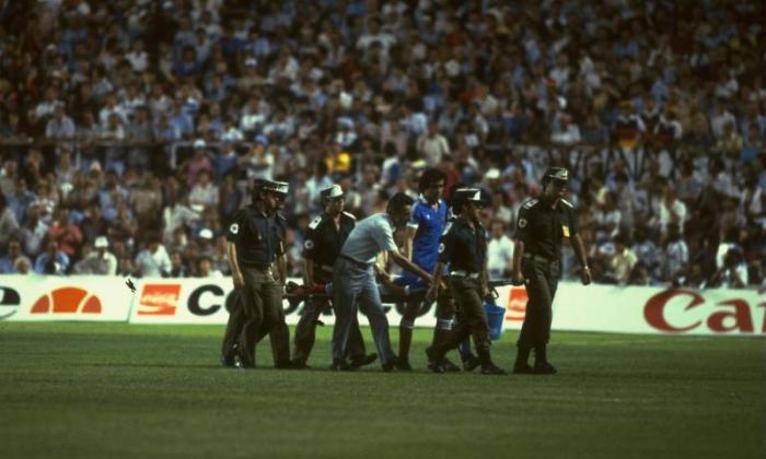 1982年世界杯：法国Patrick Battiston和西德国Harald Schumacher之间的恐怖碰撞 - 视频