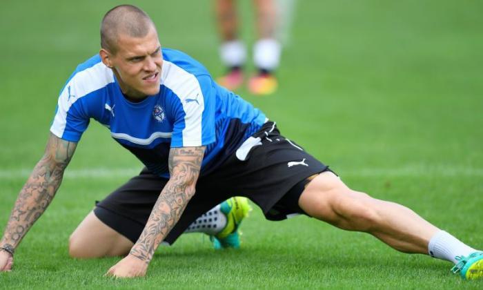 在通过FENERBAHCE MEDICAL后的LIVERPOOL BRINK的Martin Skrtel