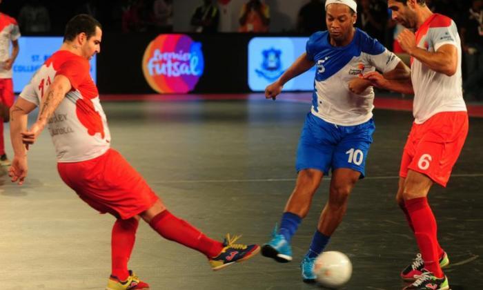 Ronaldinho在印度Futsal联赛中得分五个目标 - 视频