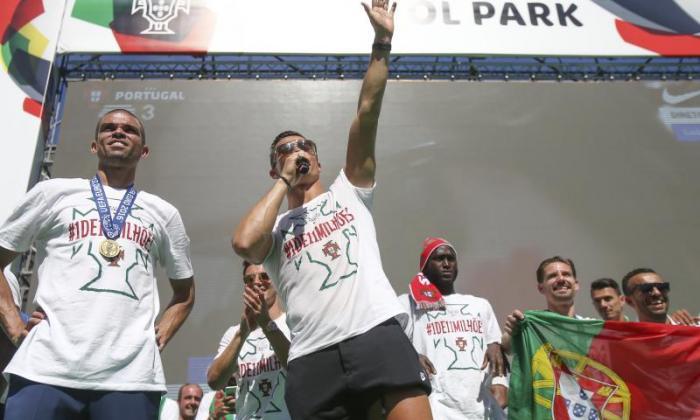 视频：克里斯蒂亚诺罗纳尔多在里斯本表演了一群葡萄牙庆祝欧洲2016年胜利
