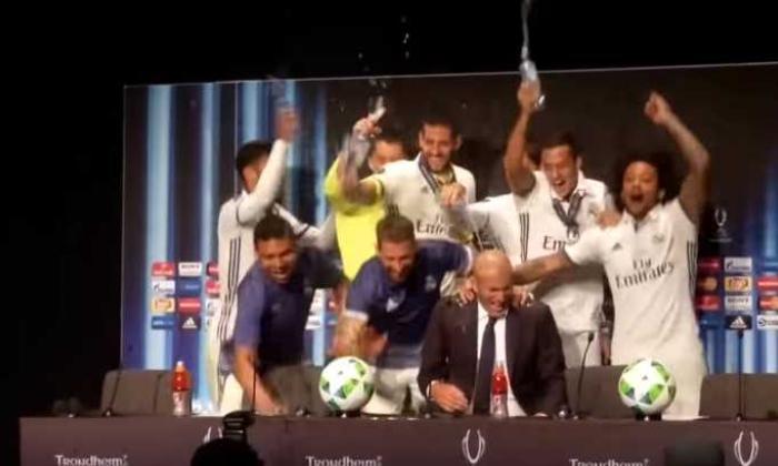 视频：皇家马德里明星Gatecrash Zinedine Zidane的新闻发布会庆祝欧足联超级杯胜利
