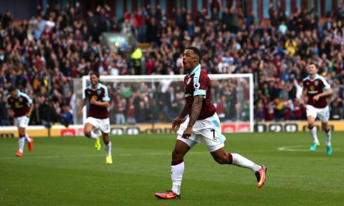 Burnley Striker Andre Gray由FA与2012年的社交媒体评论有关