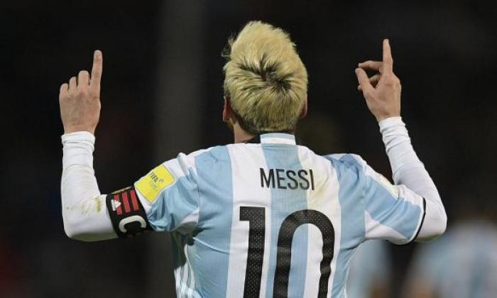 手表：莱昂内尔·梅西分数和广大巴塞罗那队友Luis Suarez在阿根廷回归