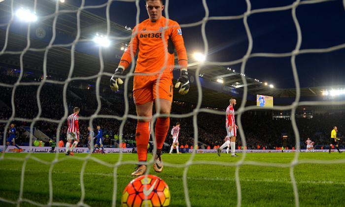 根据Stoke Manager Mark Hughes的说法，杰克·贝兰在脚踝手术后，才能出去。