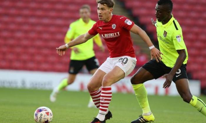 Barnsley Striker Tom Bradshaw让威尔士呼唤取代受伤的西蒙教堂