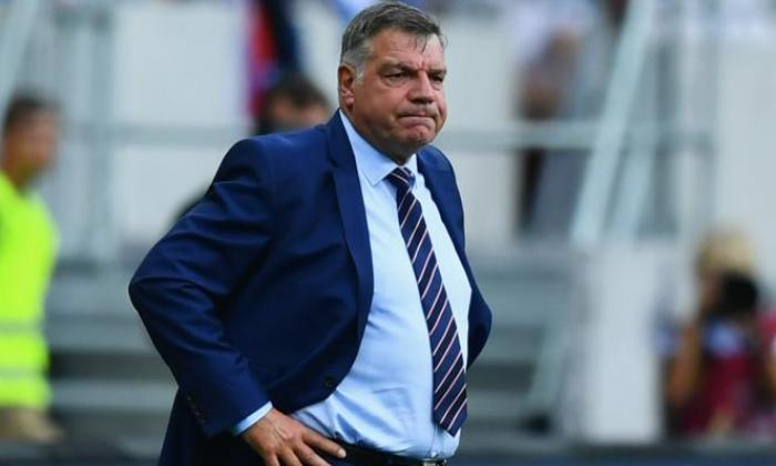 英格兰经理Sam Allardyce'为他的工作而战'，因为FA调查了每日电报刺戳操作所取悦的指控