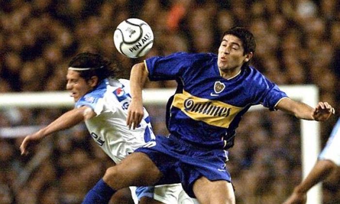 手表：快乐20周年！Juan Roman Riquelme庆祝专业的首次亮相里程碑