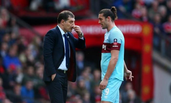 Slaven Bilic赞美'勇敢'Andy Carroll，因为他揭示了武装摩托车手追逐西火腿明星20分钟