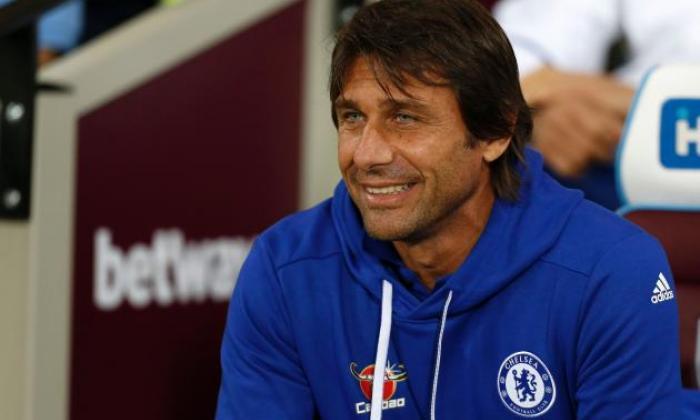 Chelsea Manager Antonio Conte在Steve Holland的前景放松，以英格兰2号角色