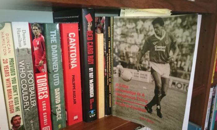 足球图书评论：John Sitton的令人耳目一新地对“足球的可怕现实” - 阿德里安·达尔姆的判决