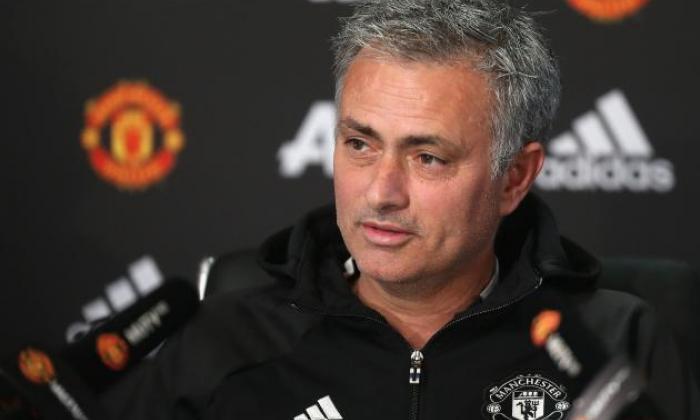 Jose Mourinho揭示了他将“爱”将他的咒语扩展为曼联经理，超出了他的三年合同