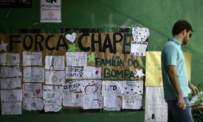 AC米兰纪念Chapecoense Air Crash与专用泽西岛