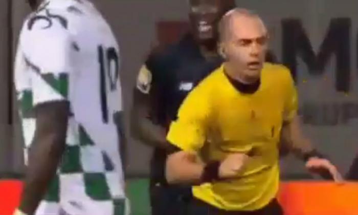 手表：在裁判碰撞后，Porto Defender Danilo在他身上接受了最恶劣的红牌