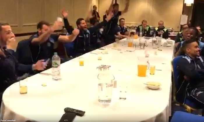 FA杯的魔力！观看Wycombe玩家庆祝第四轮绘制V Tottenham Hotspur