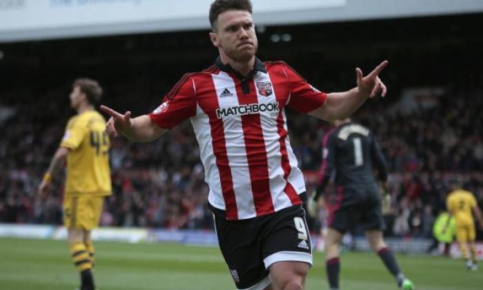 转移新闻：尽管Premier联盟兴趣，阿斯顿别墅准备赢得Brentford Striker Scott Hogan的比赛