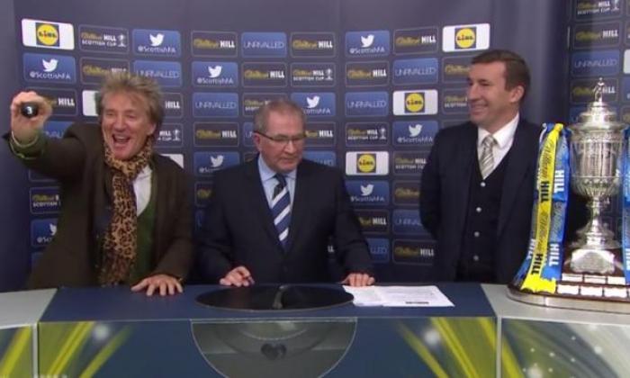Sir Rod Stewart在苏格兰杯绘制期间的热闹的滑稽动作 - 视频和Alan Stubbs'反应