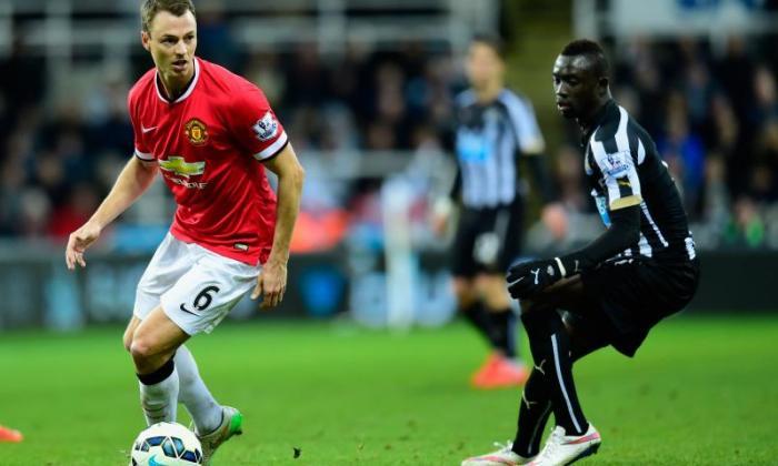 Newcastle United Striker Papiss Cisse用七场比赛禁止吐痰