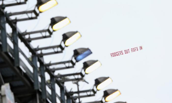 '罗杰斯出来了，拉菲在！'利物浦粉丝在安地尔德上面飞行横幅抗议火灾的老板