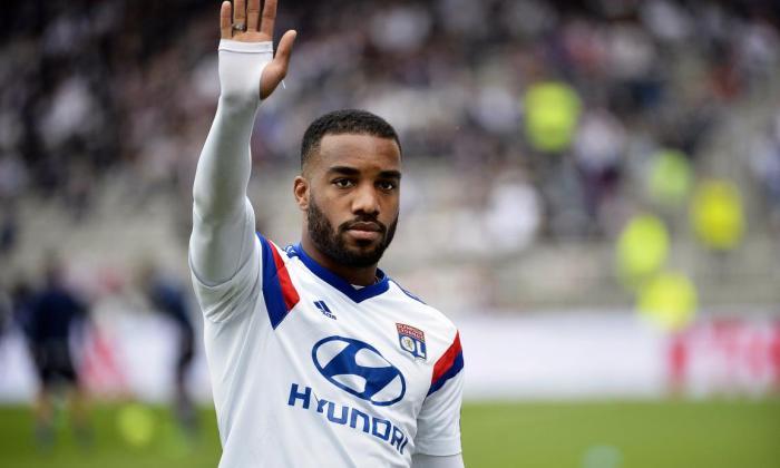 作为法国明星揭示他可以放弃Ligue 1的英超联赛三重奏