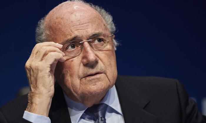 “你坐在谎言的宝座上 - 足球迷模拟FIFA总统Sepp Blatter在推特上