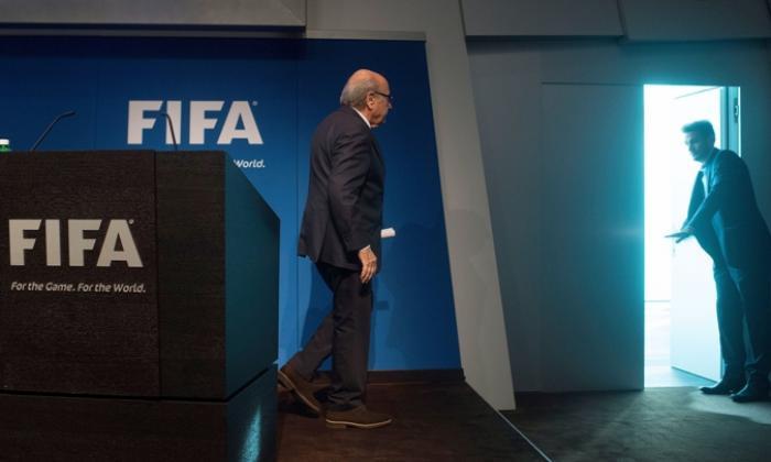 “如果卡尔斯伯格做过几周的足球......'Twitter陷入了Sepp Blatter's Fifa辞职的崩溃