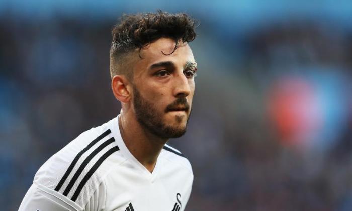 Swansea Defender Neil Taylor签署了新的长期合同