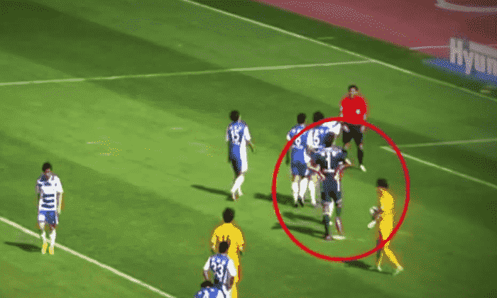 视频：釜山Ipark守门员Lee Bum-Young使用偷偷摸摸的策略来帮助他保持罚款