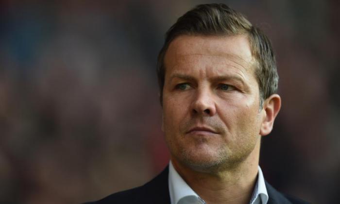 Swindon Town Part公司与经理Mark Cooper