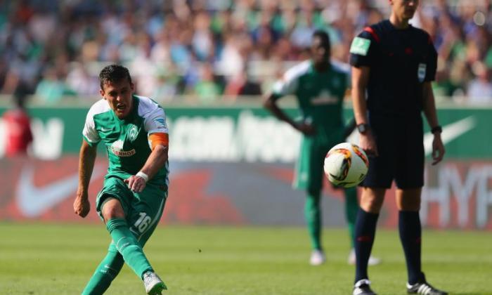 手表：Werder Bremen的Zlatko Junuzovic Nutmegs Borussia Dortmund Defender三次