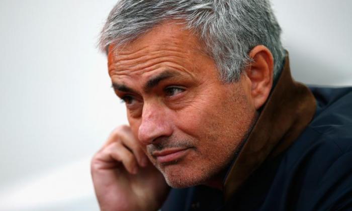 切尔西经理Jose Mourinho在西汉火腿击败的半场事件后收取了不当行为