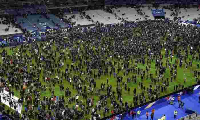 为巴黎祈祷：体育明星通过恐怖主义攻击击中法国资本袭击了支持的消息
