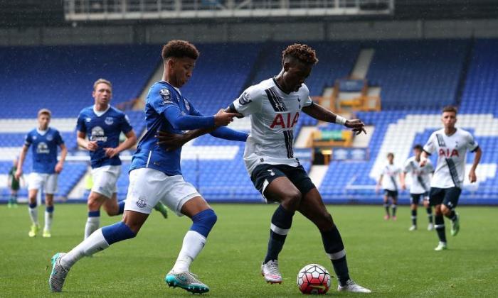 视频：Tottenham Starlet Joshua Onoomah为英格兰的19岁以下的成绩分数很好