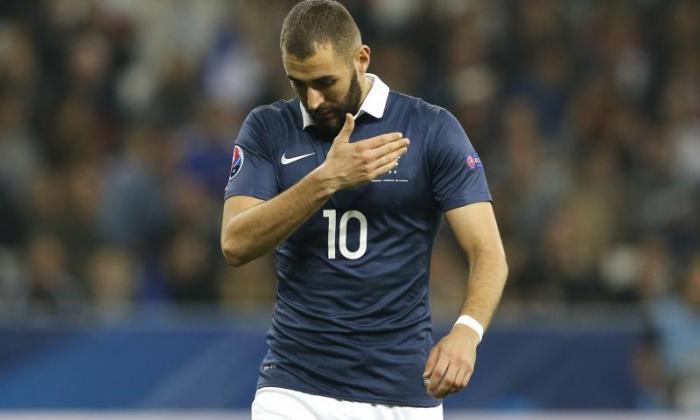Karim Benzema坚持法国老板Dedier Deschamps是'在我身后，支持我'在Mathieu Valbuena Sextape Scandal