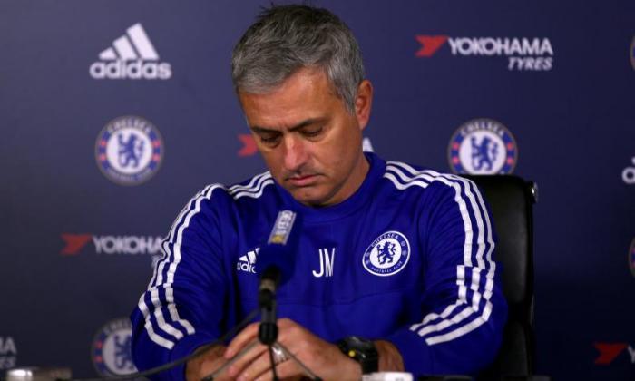 Jose Mourinho的背叛咆哮着切尔西球员的耳朵，雷德给定了谈论会议