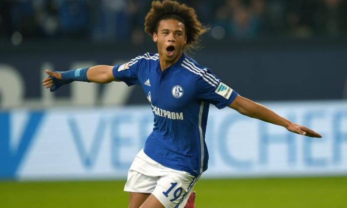 曼彻斯特市加入巴塞罗那在比赛中为Schalke Star Leroy Sane