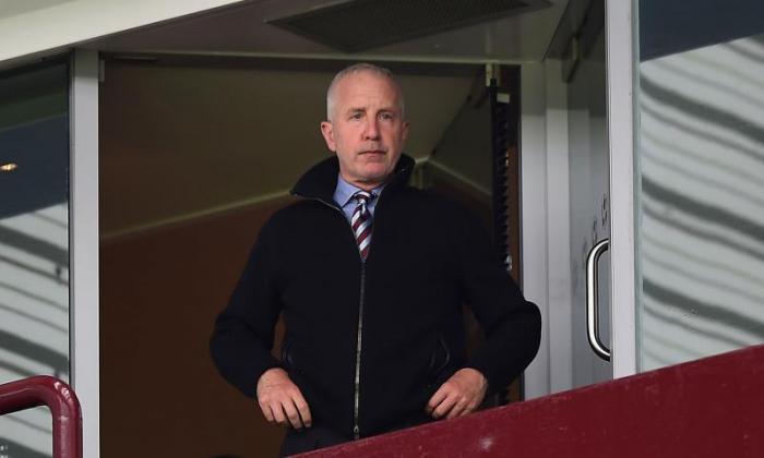 Aston Villa Owner Randy Lerner在任命Steve Hollis担任主席之后将坐在座位上