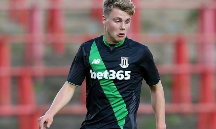 Stoke City Tie Starlet Ollie Shenton Down至长期合同