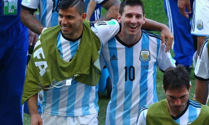 Sergio Aguero展示他仍然试图将Lionel Messi Luze Luze Luze Messi诱惑到曼彻斯特市