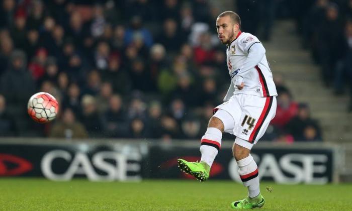 MK Dons Dons Midfielder Samir Carruthers从Cheltenham节禁止被抓住后禁止在品脱玻璃杯中禁止