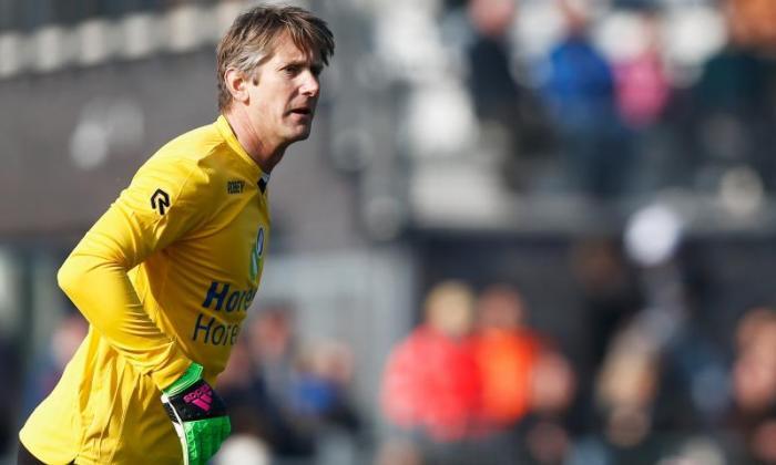 曼联传说edwin van der sar节省了返回足球的惩罚